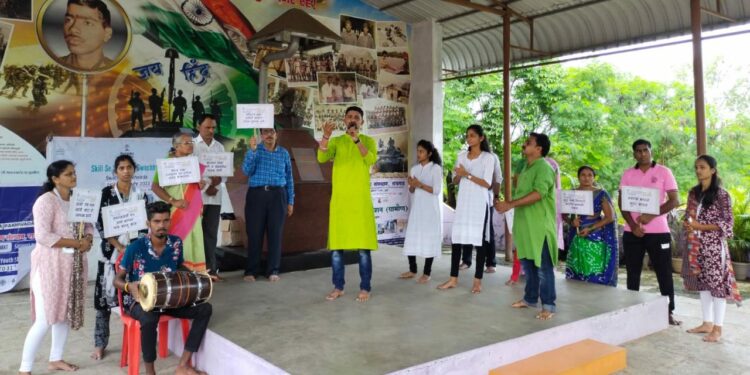 पथनाट्यातून शहीद तुणतुणे स्मारकाचे स्वच्छता अभियान