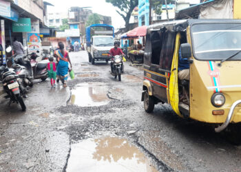 पालीतील रस्त्यावर खड्ड्यांचे साम्राज्य