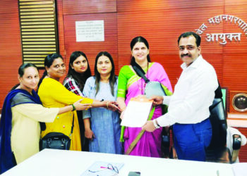 रहदारीच्या रस्त्यावरील अनधिकृत वस्ती हटवा