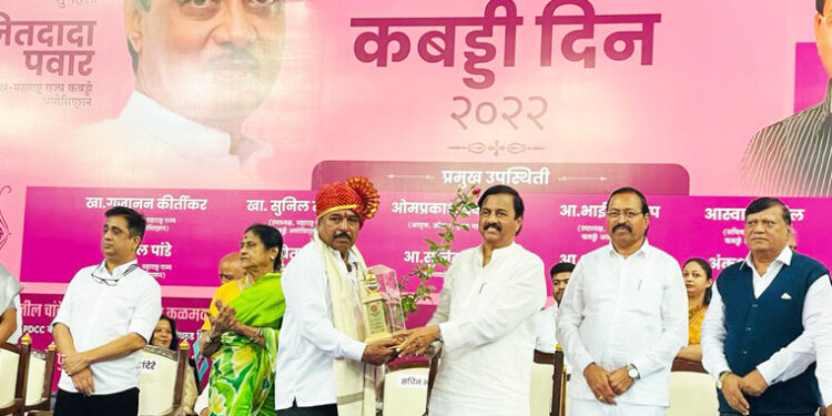 पांडुरंग पाटील यांना सर्वोत्कृष्ट कबड्डी पंच पुरस्कार