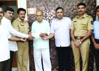 धर्माधिकारी प्रतिष्ठानतर्फे रायगड पोलीस दलास सात लाखांची मदत