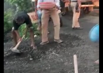 वाहतूक पोलिसांनी भरले महामार्गावरील खड्डे