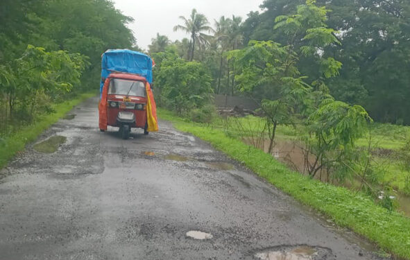 पोसरी-आरवंद-साळोख रस्त्याची दाणादाण