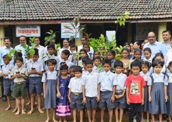 वृक्ष लागवडीत विद्यार्थी पालकांचा योगदान महत्वाचे !