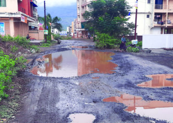 ममदापुर नागरी वस्तीतील रस्ता खड्ड्यात