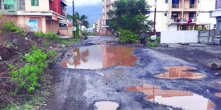 ममदापुर नागरी वस्तीतील रस्ता खड्ड्यात