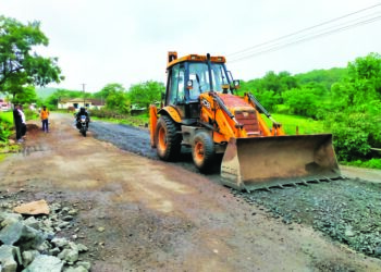 विहूर पुलावरील खड्डे बुजले