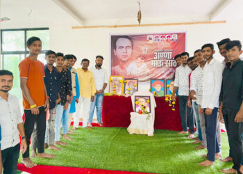 अण्णाभाऊ साठे यांना अभिवादन