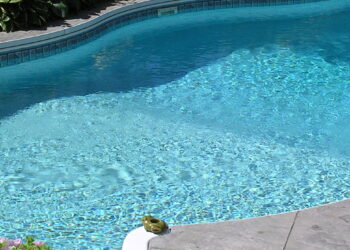 स्विमिंग पुलमधील मस्ती पडली महागात