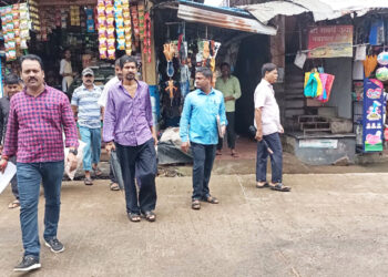 तळ्यात प्लास्टिक पिशवी तपासणी