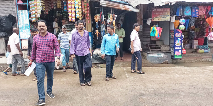 तळ्यात प्लास्टिक पिशवी तपासणी