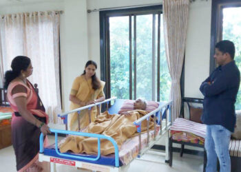 वरदा तटकरेंची वृद्धाश्रमाला भेट