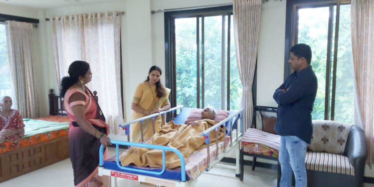 वरदा तटकरेंची वृद्धाश्रमाला भेट