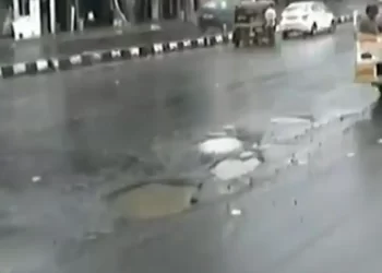 खड्ड्यांमुळे दुचाकीस्वाराचा मृत्यू