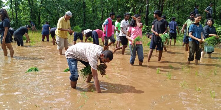 वडघरमध्ये घुमला आरे बचावचा नारा
