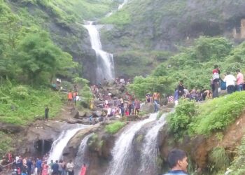 आषाणे धबधब्यावर पर्यटकांची गर्दी