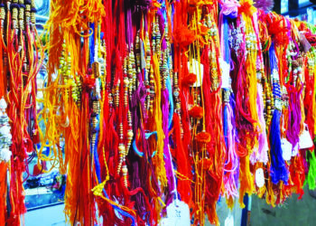 रंगीबेरंगी राख्यांनी फुलू लागली बाजारपेठ