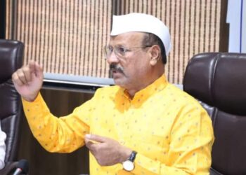 शिंदे गट कॉंग्रेसच्या माजी मंत्र्यांच्या भेटीला