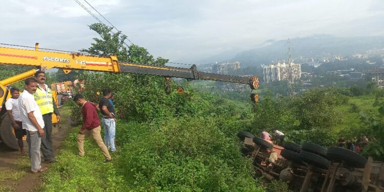 30 फूट खोल दरीत बळगर कोसळला; चालक जखमी