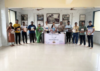 ग्रंथालयास दीडशेहून अधिक पुस्तकांची भेट