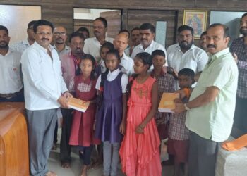 अदिवासी विद्यार्थ्यांना वह्या वाटप