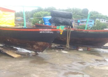 दर्यात वादळ आल्याने नौका पुन्हा बंदरात