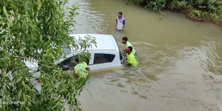 माणगावजवळ ओढ्यात बेवारस कार