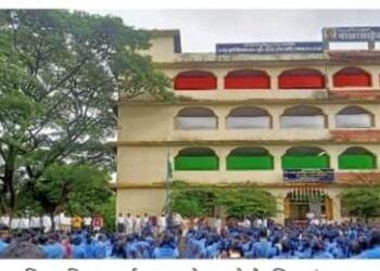 शैक्षणिक संकुलात ध्वजास मानवंदना