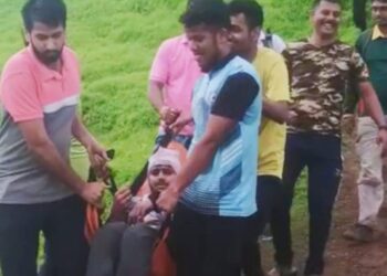 सरसगडावरून घसरून तरुण जखमी