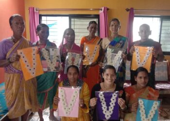 महिलांनी बाप्पासाठी बनविले कंठीहार