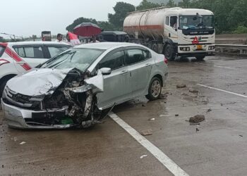 महाडजवळ दोन कारचा अपघात; १ ठार ४ जखमी