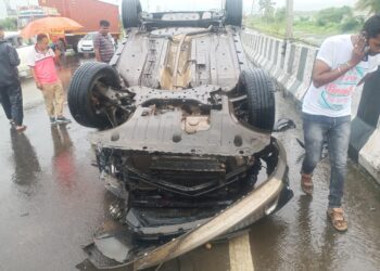 टायर फुटल्याने कारचा अपघात