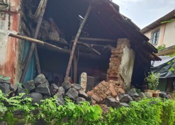 अतिवृष्टीचा फटका! चिरनेरमधील घराची भिंत कोसळली