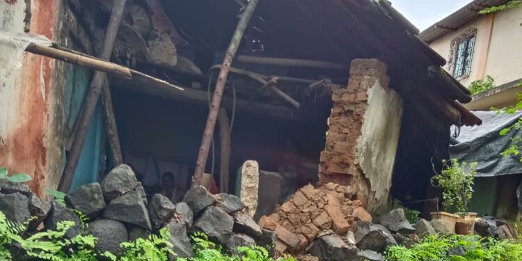 अतिवृष्टीचा फटका! चिरनेरमधील घराची भिंत कोसळली