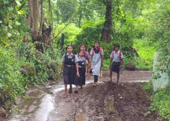 आदिवासी विद्यार्थ्यांच्या शिक्षणाची वाट बिकट