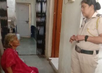 खाकी वर्दीतील माणुसकीने वृद्धेला दिला मायेचा आधार