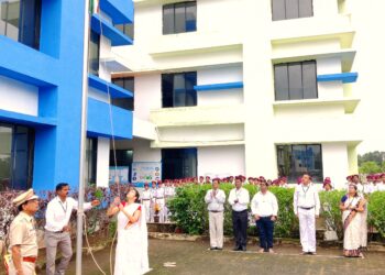 पीएनपी संकुलात चित्रलेखा पाटील यांच्या हस्ते ध्वजारोहण