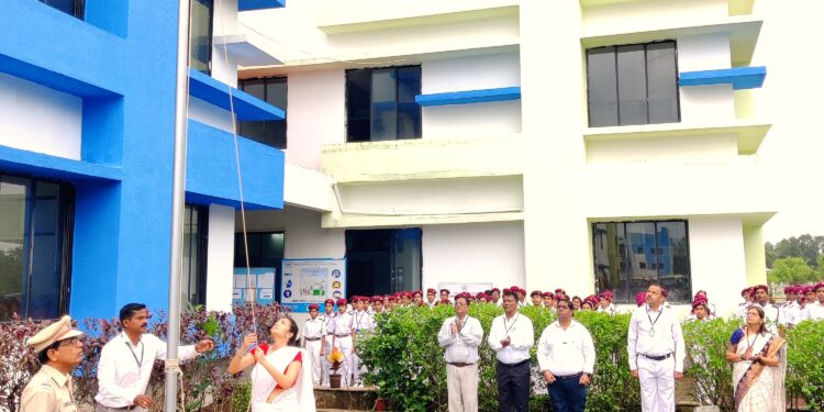 पीएनपी संकुलात चित्रलेखा पाटील यांच्या हस्ते ध्वजारोहण