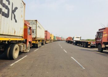 जेएनपीटी उड्डाणपुलांवर अवजड वाहनांचे पार्किंग