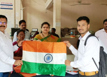 कर्जतमध्ये ध्वज वितरण कक्ष सुरू