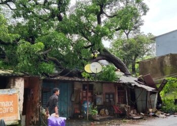 वार्‍यामुळे कर्जतमध्ये घराचे नुकसान