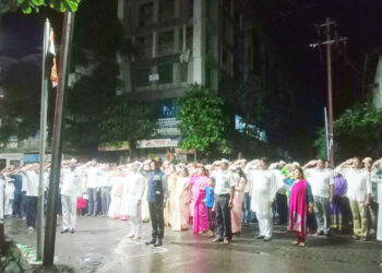 मध्यरात्रीच्या ध्वजारोहणास कर्जतकरांचा उदंड प्रतिसाद