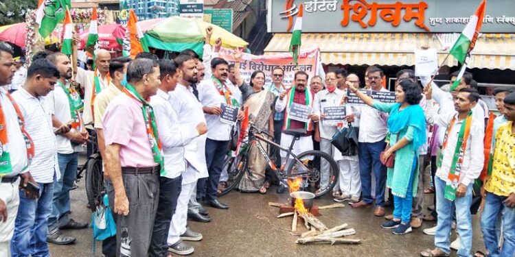 चुलीवर चहा करून काँग्रेसचे केंद्र सरकारविरोधात आंदोलन