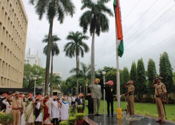 कोकण भवन येथे ध्वजारोहण