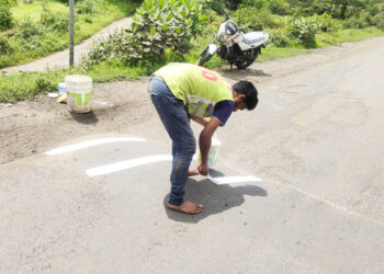 महार्गावरील गतिरोधकांना मारले पांढरे पट्टे