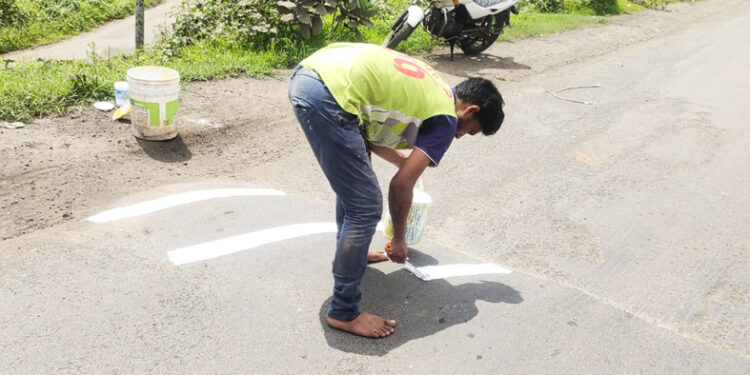 महार्गावरील गतिरोधकांना मारले पांढरे पट्टे