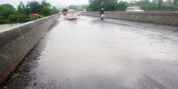 कुंडलिका पुलावर पाणीच पाणी; प्रवाशांची तारेवरची कसरत