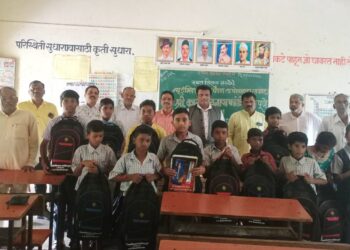 विद्यार्थ्याना शैक्षणिक साहित्याचे वाटप