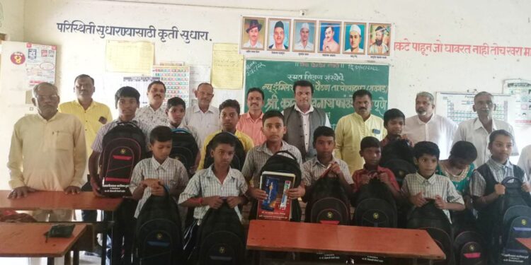 विद्यार्थ्याना शैक्षणिक साहित्याचे वाटप