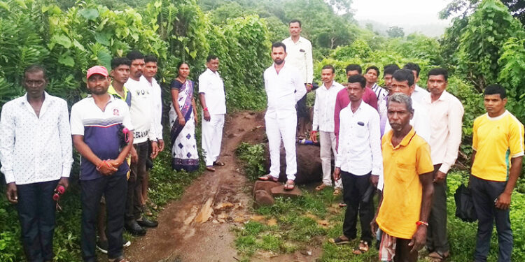 रस्त्याअभावी आदिवासी बांधवाची पायपीट